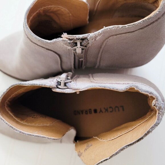 Lucky Brand Boots Size 8 Light Gray Yabba Ankle Booties Cut Out Side Zip Wedge - Picture 10 of 16
